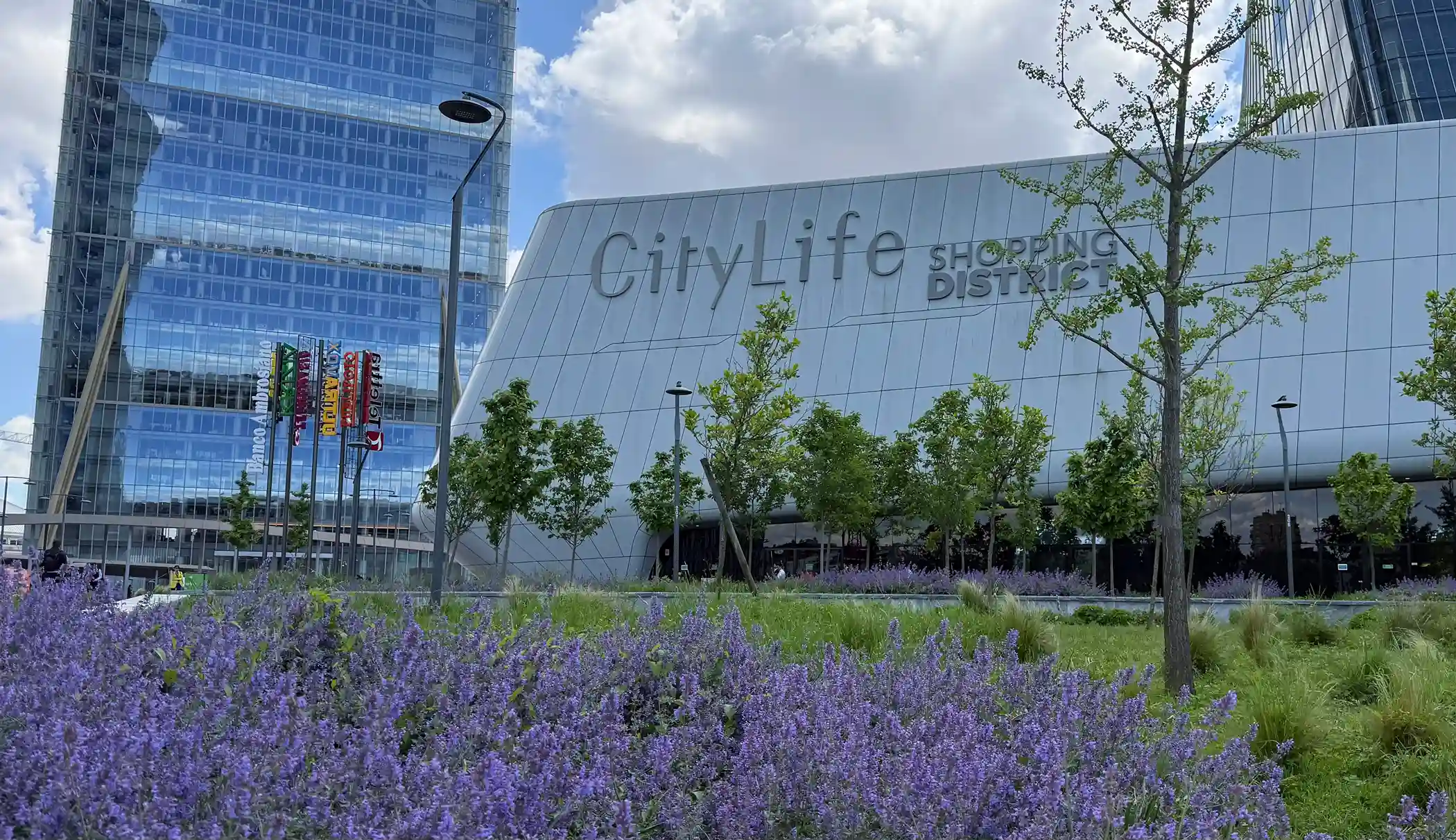 CityLife Milano skyline con le tre torri e il distretto commerciale